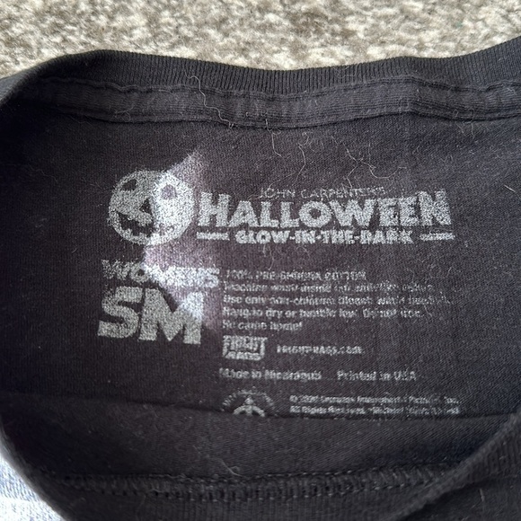 John Carpenter’s Halloween Laurie Strode glow in the dark tee size small - Picture 2 of 3